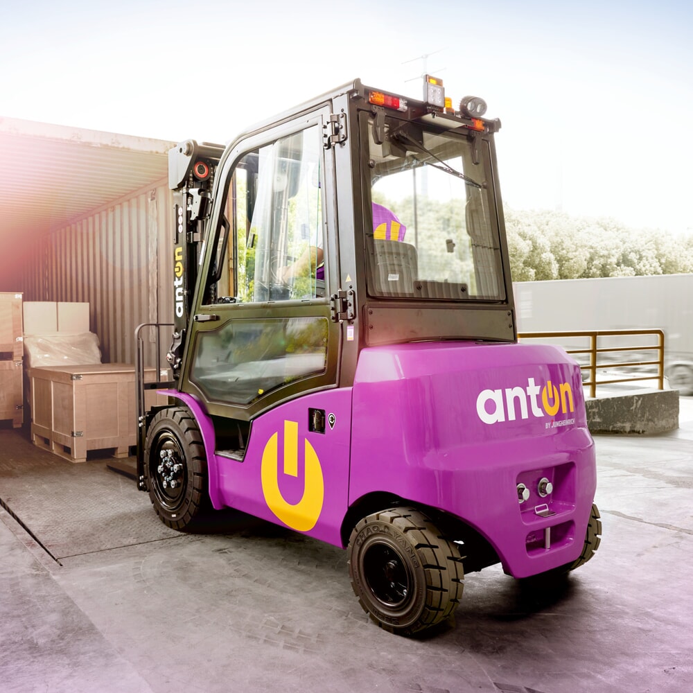 Produktbillede nr. 9: AntOn by Jungheinrich elektrisk gaffeltruck CBH 2.5 med tredobbelt-teleskop-mast, masthøjde 4.800 mm, bæreevne 2.500 kg, vejrbeskyttelseskabine Comfort, inkl. ekstern oplader 80 V, 60 A, CEE, 5-polet