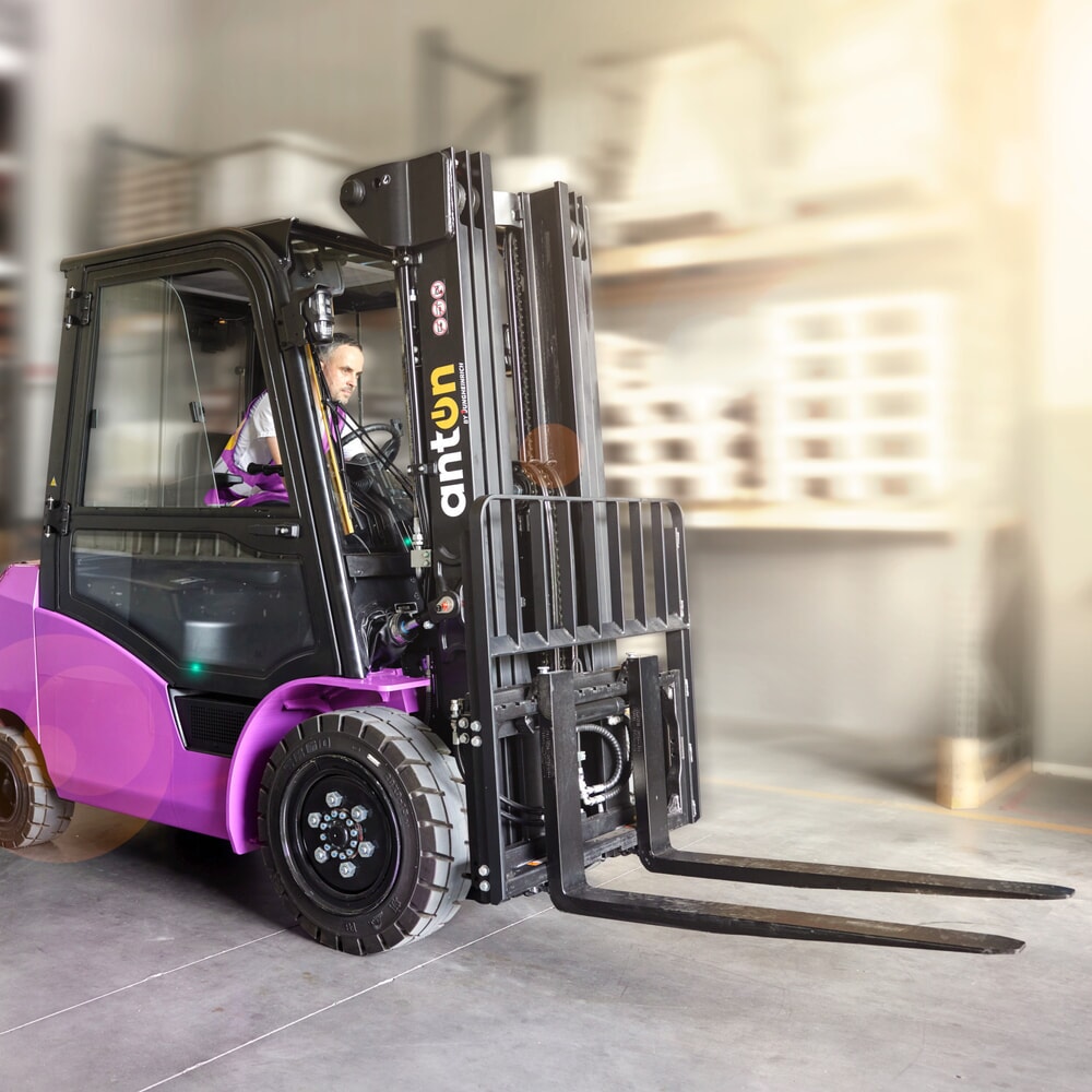 Produktbillede nr. 10: AntOn by Jungheinrich elektrisk gaffeltruck CBH 2.5 med tredobbelt-teleskop-mast, masthøjde 4.800 mm, bæreevne 2.500 kg, vejrbeskyttelseskabine Comfort, inkl. ekstern oplader 80 V, 60 A, CEE, 5-polet