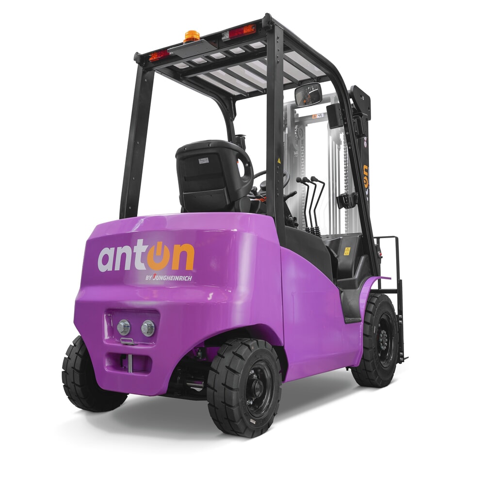 Produktbillede nr. 3: AntOn by Jungheinrich elektrisk gaffeltruck CBH 2.5 med tredobbelt-teleskop-mast, masthøjde 4.800 mm, bæreevne 2.500 kg, vejrbeskyttelseskabine Eco, inkl. ekstern oplader 80 V, 60 A, CEE, 4-polet