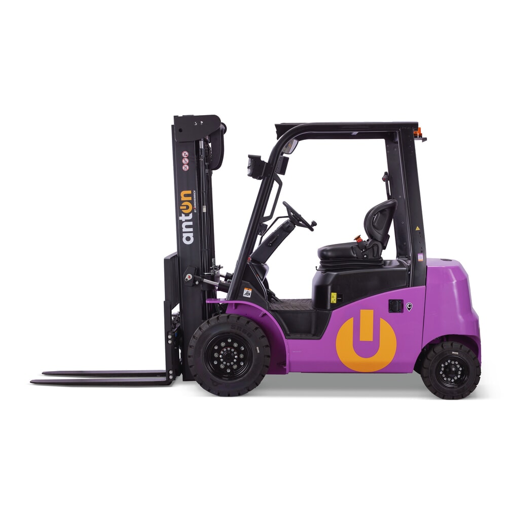 Produktbillede: AntOn by Jungheinrich elektrisk gaffeltruck CBH 2.5 med tredobbelt-teleskop-mast, masthøjde 4.800 mm, bæreevne 2.500 kg, vejrbeskyttelseskabine Eco, inkl. ekstern oplader 80 V, 60 A, CEE, 4-polet