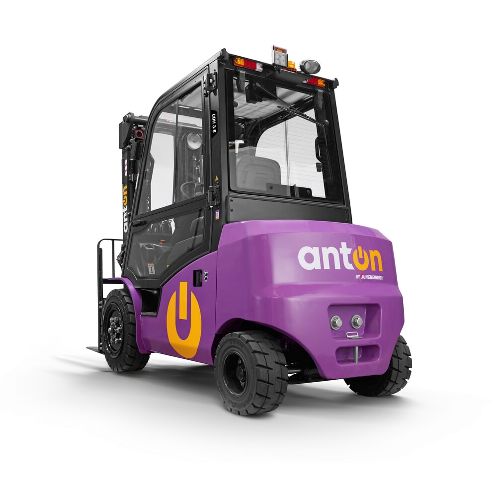 Produktbillede nr. 2: AntOn by Jungheinrich elektrisk gaffeltruck CBH 3.5 med tredobbelt-teleskop-mast, løftehøjde 4800 mm, bæreevne 3500 kg, vejrbeskyttelseskabine Comfort, med ekstern oplader 80 V, 60 A, CEE, 5-polet inkluderet