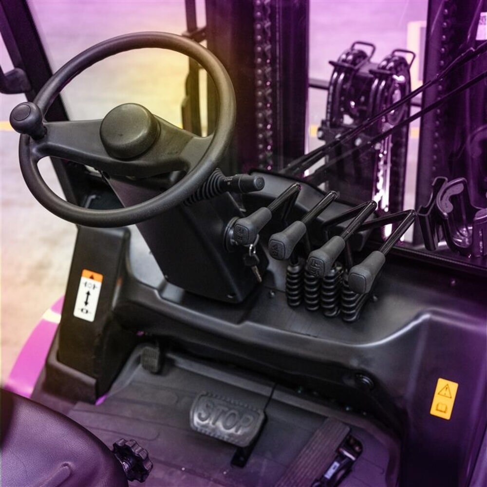 Produktbillede nr. 5: AntOn by Jungheinrich elektrisk gaffeltruck CBH 3.5 med tredobbelt-teleskop-mast, løftehøjde 4800 mm, bæreevne 3500 kg, vejrbeskyttelseskabine Comfort, med ekstern oplader 80 V, 60 A, CEE, 5-polet inkluderet