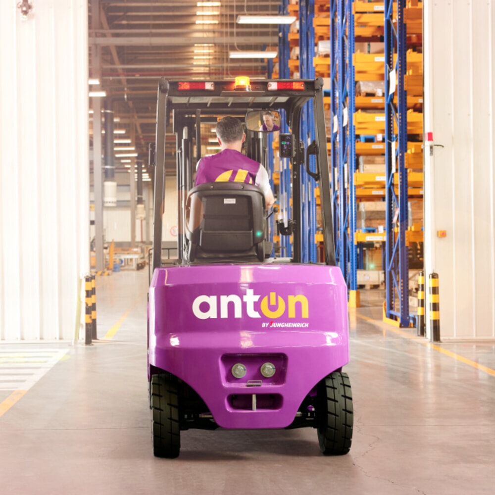 Produktbillede nr. 4: AntOn by Jungheinrich elektrisk gaffeltruck CBH 3.5 med dobbelt-teleskop-mast, løftehøjde 3300 mm, bæreevne 3500 kg, med ekstern oplader 80 V, 60 A, CEE, 5-polet inkluderet