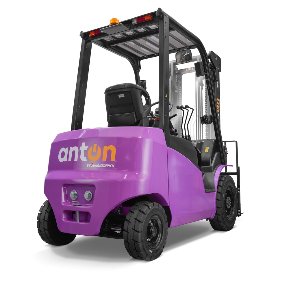 Produktbillede nr. 3: AntOn by Jungheinrich elektrisk gaffeltruck CBH 3.5 med tredobbelt-teleskop-mast, løftehøjde 4800 mm, bæreevne 3500 kg, vejrbeskyttelseskabine Eco, med ekstern oplader 80 V, 60 A, CEE, 5-polet inkluderet