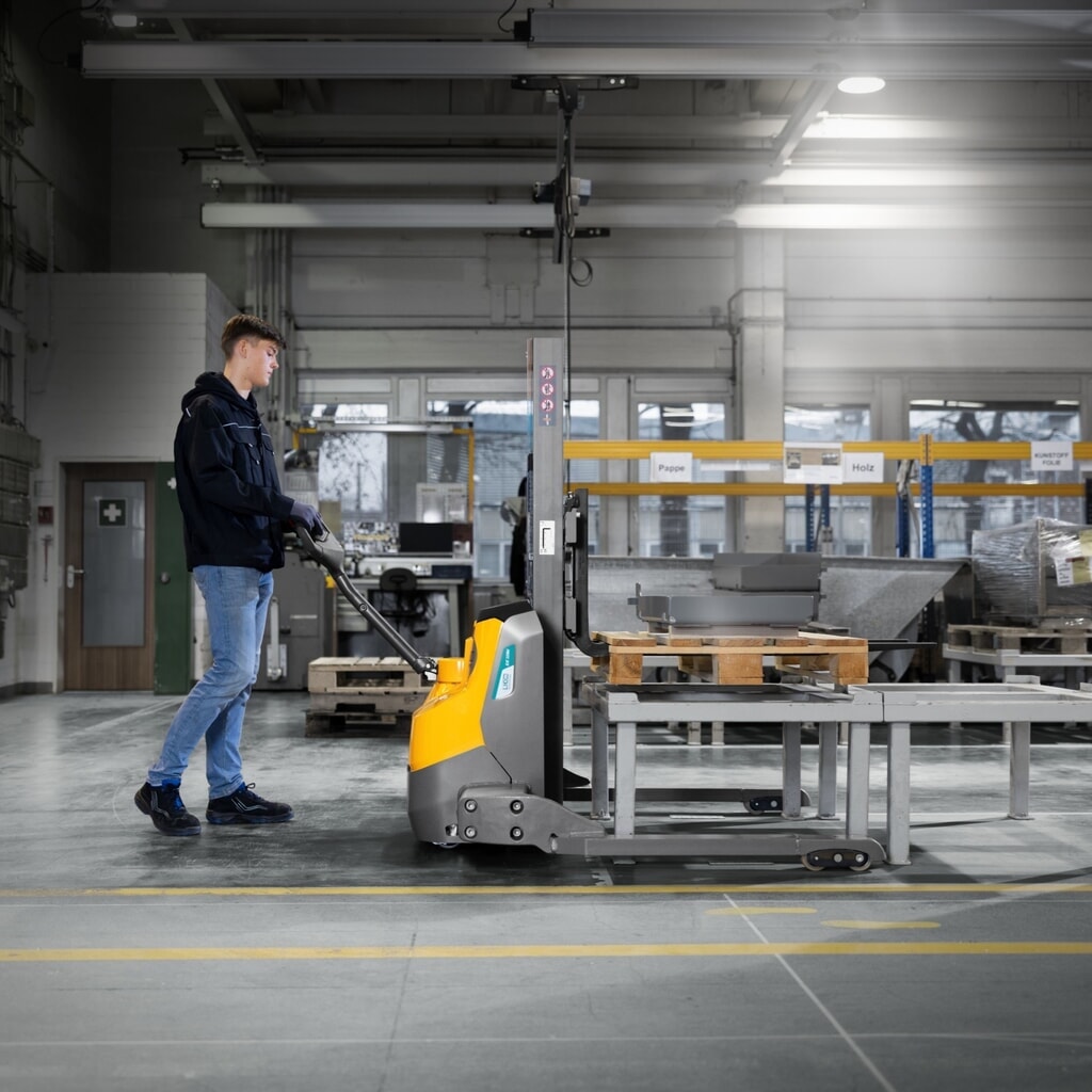 Jungheinrich-elpalleløfter EJC 110bi E, monomast, masthøjde 1.230 mm, bæreevne 1.000 kg, proportionalhydraulik, hjulafstand 891 mm Produktbillede nr. 9: Jungheinrich-elpalleløfter EJC 110bi E, monomast, masthøjde 1.230 mm, bæreevne 1.000 kg, proportionalhydraulik, hjulafstand 891 mm
