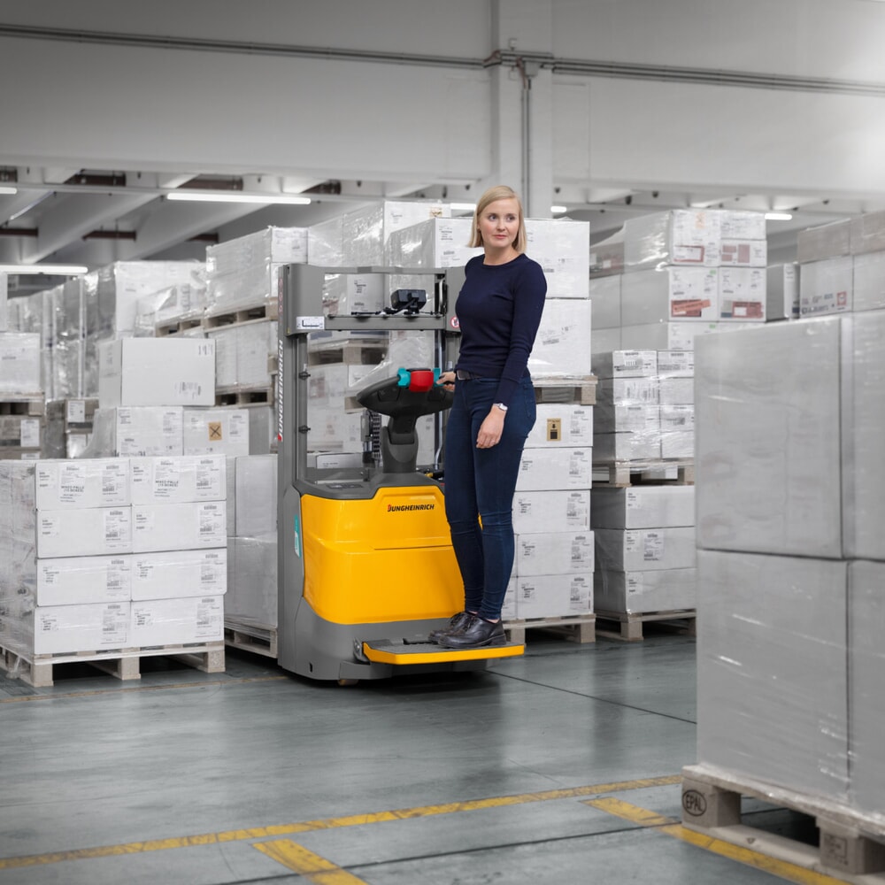 Produktbillede nr. 12: Jungheinrich-elpalleløfter ERC 112i ZZ med ståplatform, dobbelt-teleskop-mast, masthøjde 2.300 mm, bæreevne 1.200 kg, proportionalhydraulik