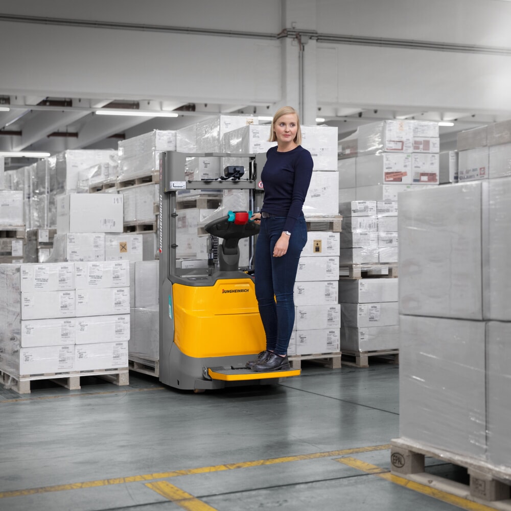 Produktbillede nr. 8: Jungheinrich-elpalleløfter ERC 110zi ZT med ståplatform, dobbelt-teleskop-mast, masthøjde 2.300 mm, bæreevne 1.000 kg, proportionalhydraulik