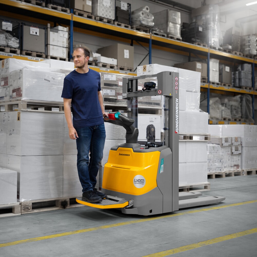 Produktbillede nr. 13: Jungheinrich-elpalleløfter ERC 110zi ZT med ståplatform, dobbelt-teleskop-mast, masthøjde 2.300 mm, bæreevne 1.000 kg, proportionalhydraulik
